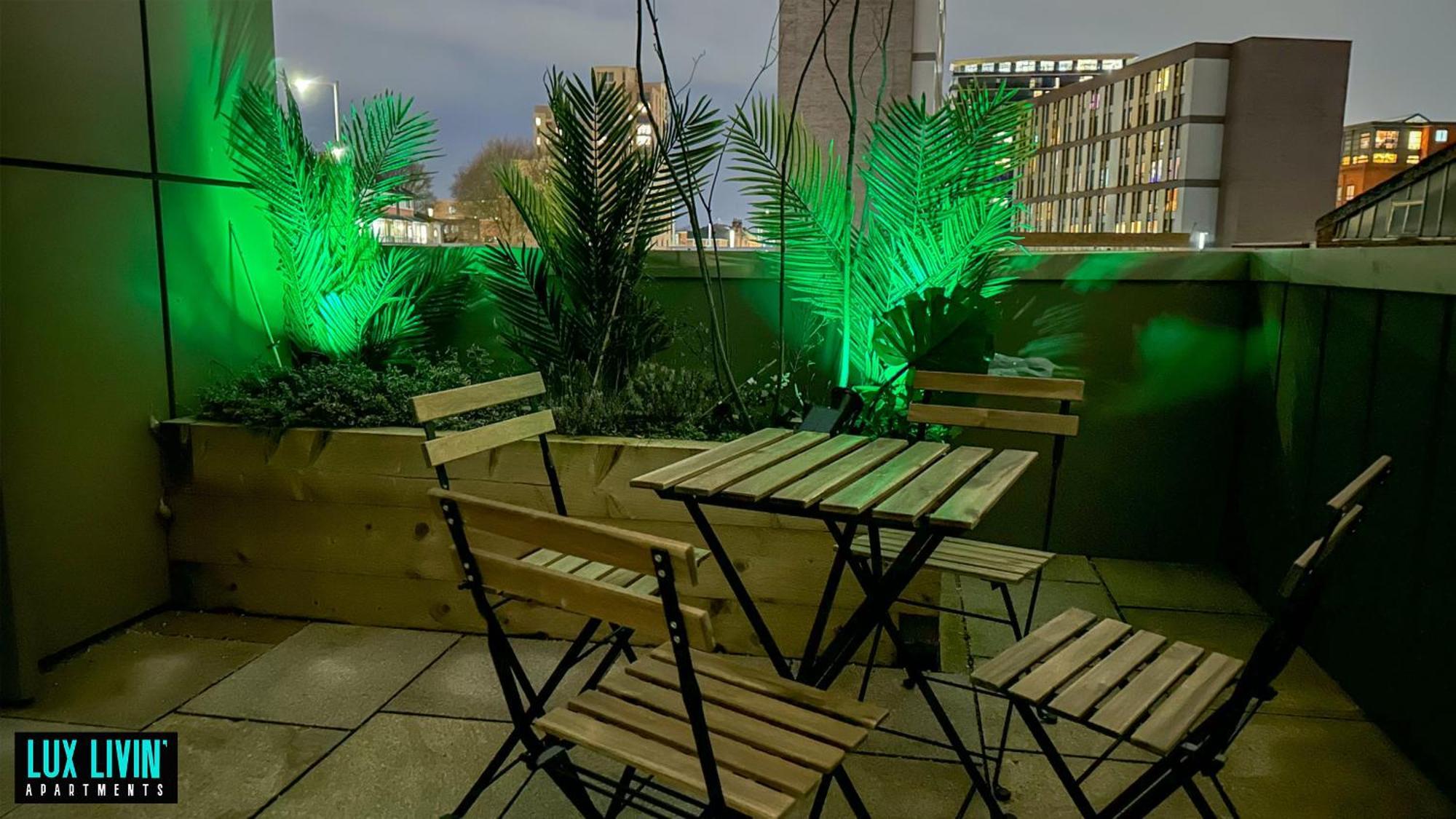 Lux Livin' Apartments - Luxury 2 Bed Apartment With Sky Garden Манчестър Стая снимка
