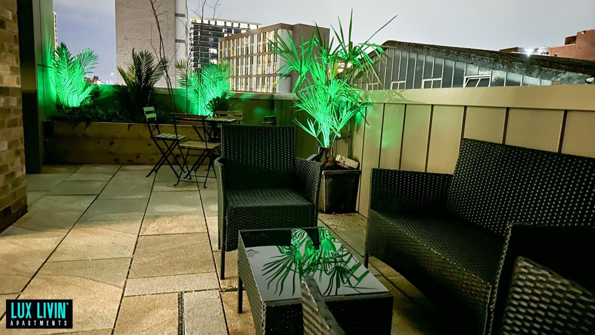 Lux Livin' Apartments - Luxury 2 Bed Apartment With Sky Garden Манчестър Стая снимка